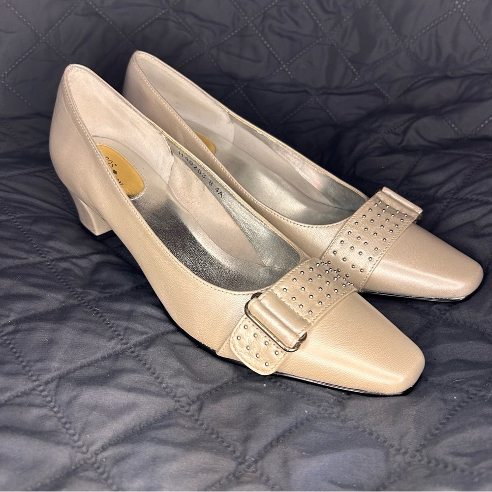 Ros Hommerson Beige Leather Pumps Size 8 4A Extra Narrow Studded Strap Heels - Picture 1 of 10